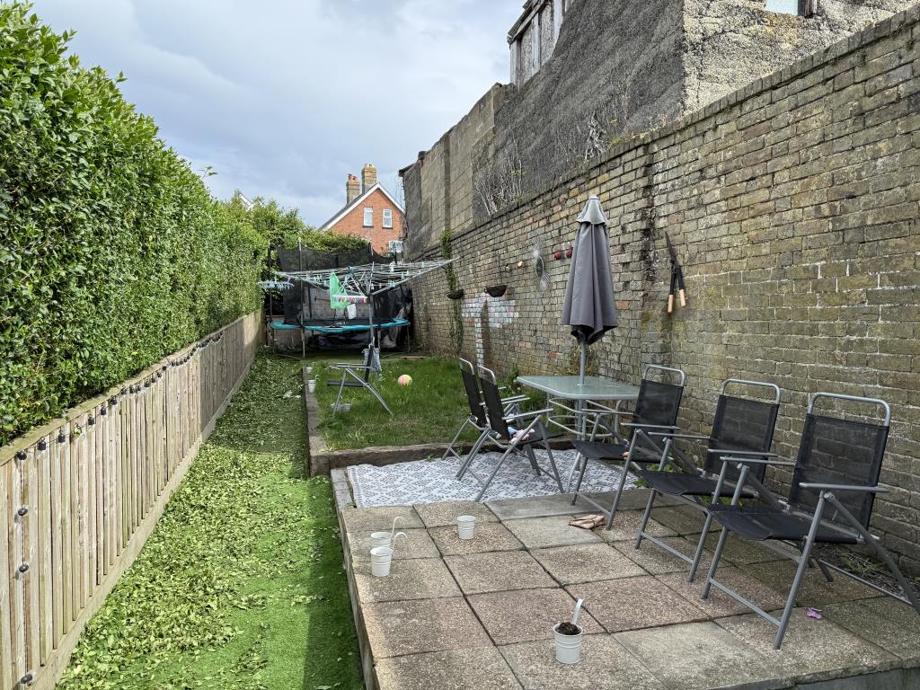 Lot: 38 - TWO-BEDROOM END-TERRACE HOUSE FOR INVESTMENT - Garden